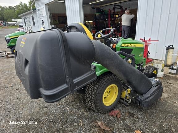 Image of John Deere X758 equipment image 3