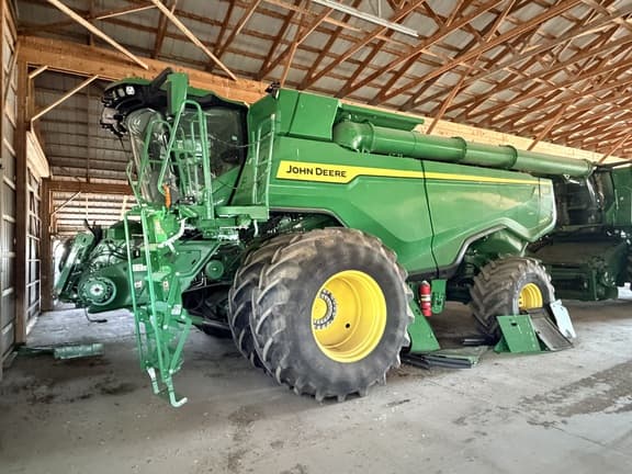 Image of John Deere X9 1000 equipment image 2