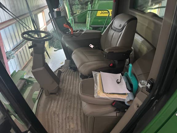 Image of John Deere X9 1000 equipment image 1