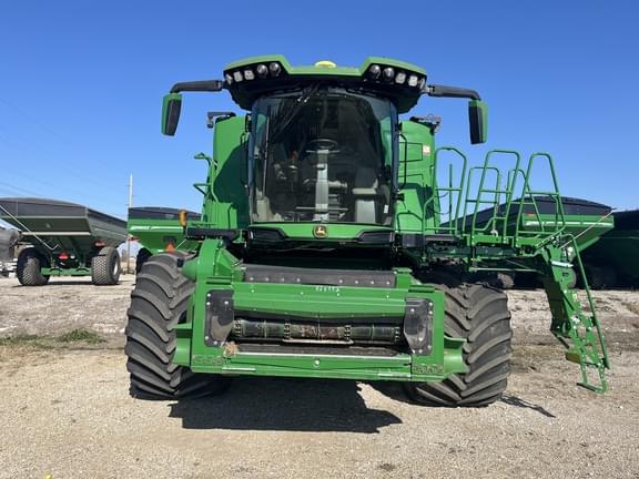 Image of John Deere X9 1000 equipment image 1
