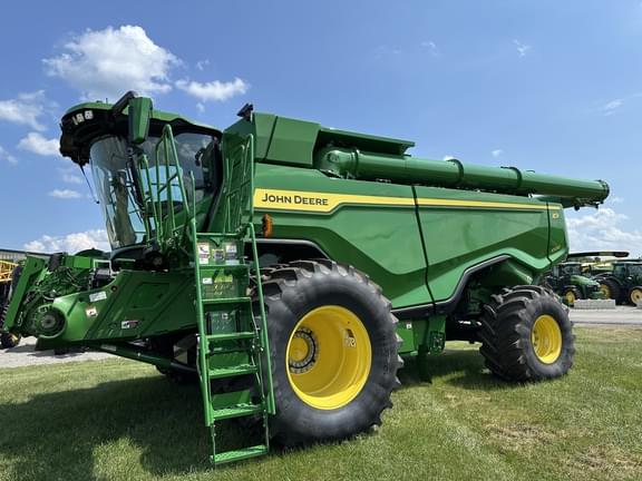 Image of John Deere X9 1000 equipment image 1