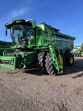 Image of John Deere X9 1000 equipment image 1