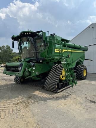 Image of John Deere X9 1000 equipment image 1