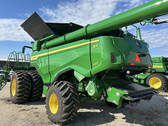 Image of John Deere X9 1000 equipment image 3