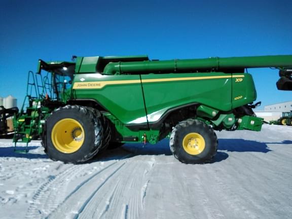 Image of John Deere X9 1000 equipment image 2