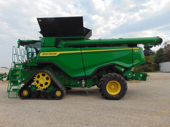 Image of John Deere X9 1000 equipment image 2