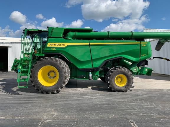 Image of John Deere X9 1000 equipment image 1