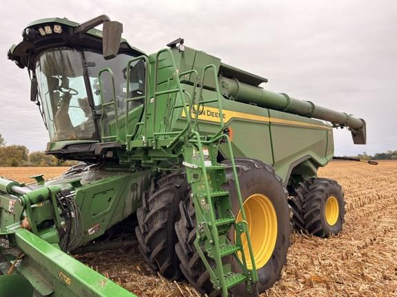 Image of John Deere X9 1000 equipment image 2