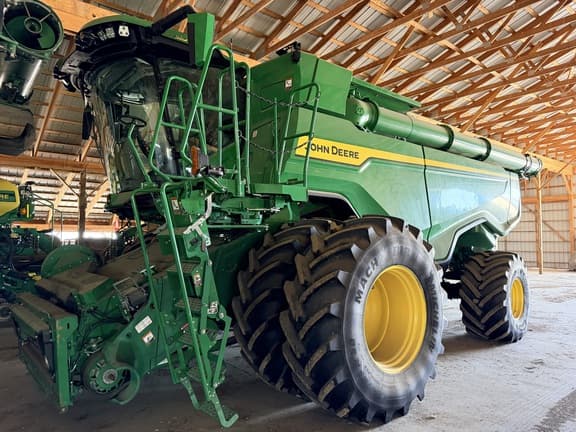 Image of John Deere X9 1000 equipment image 2