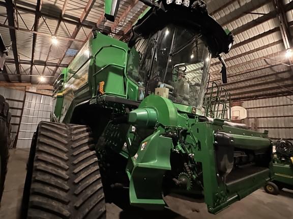 Image of John Deere X9 1100 equipment image 2