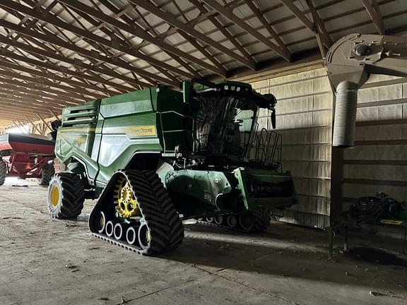 Image of John Deere X9 1100 equipment image 1