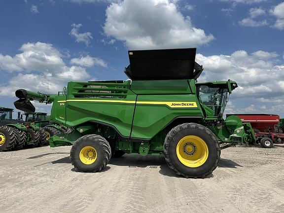 Image of John Deere X9 1100 equipment image 1