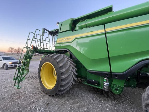 Image of John Deere X9 1100 equipment image 1