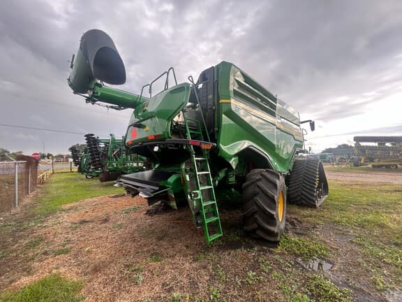 Image of John Deere X9 1100 equipment image 3