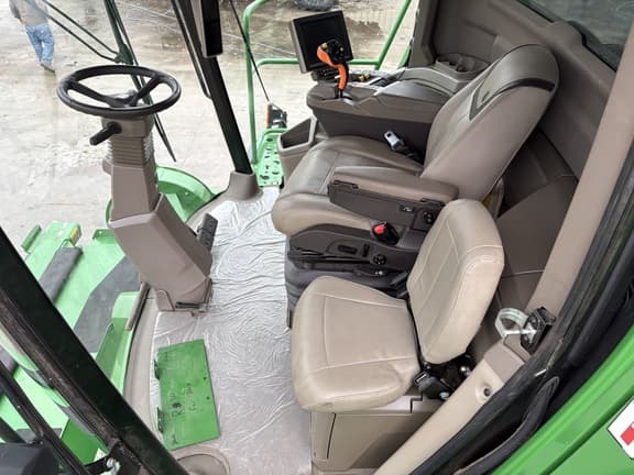 Image of John Deere X9 1100 equipment image 4