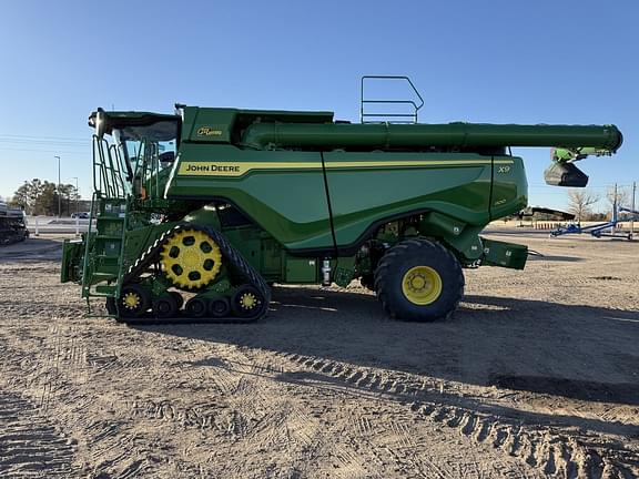 Image of John Deere X9 1100 equipment image 1