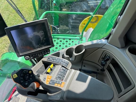 Image of John Deere X9 1100 equipment image 4