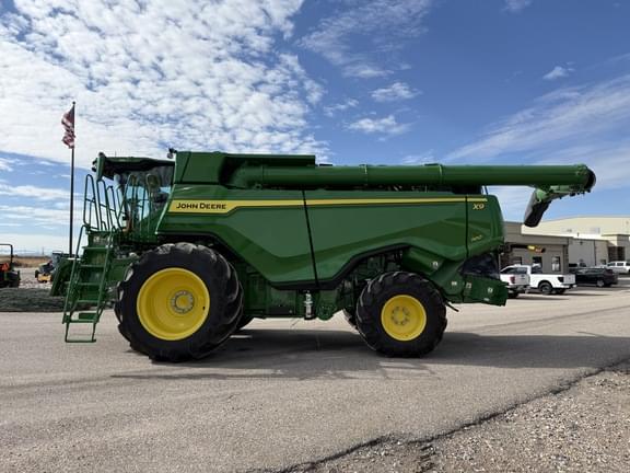 Image of John Deere X9 1100 equipment image 1