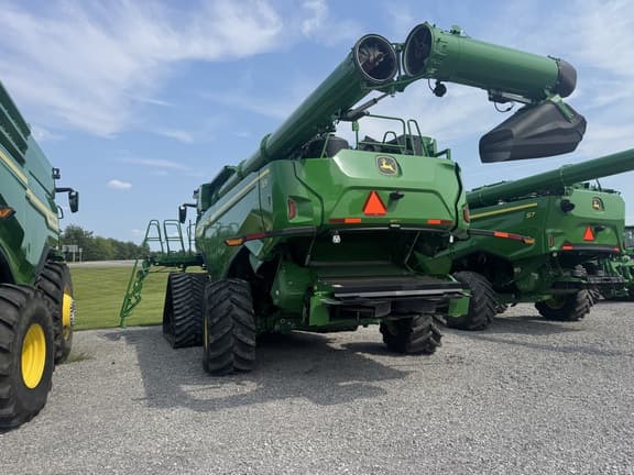 Image of John Deere X9 1100 equipment image 4