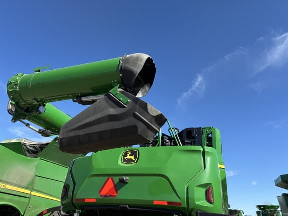 Image of John Deere X9 1100 equipment image 4