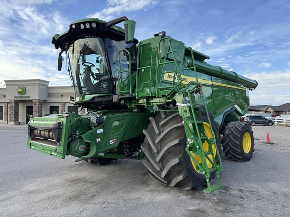 Image of John Deere X9 1100 equipment image 1