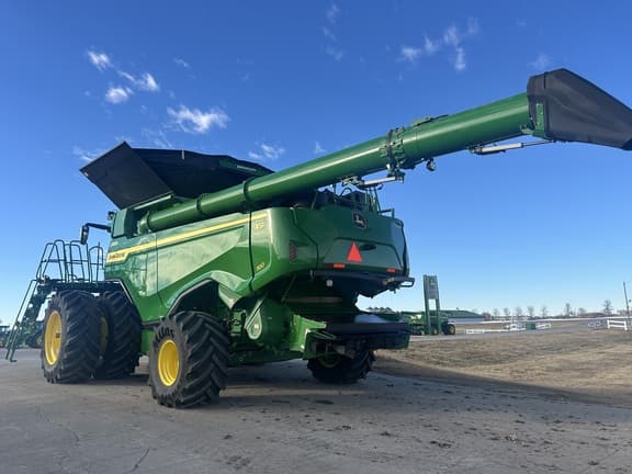 Image of John Deere X9 1100 equipment image 2