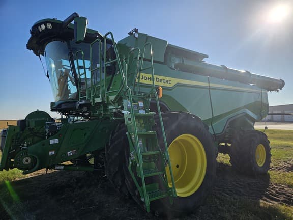 Image of John Deere X9 1100 equipment image 2