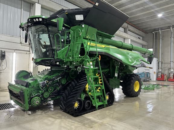 Image of John Deere X9 1100 equipment image 1
