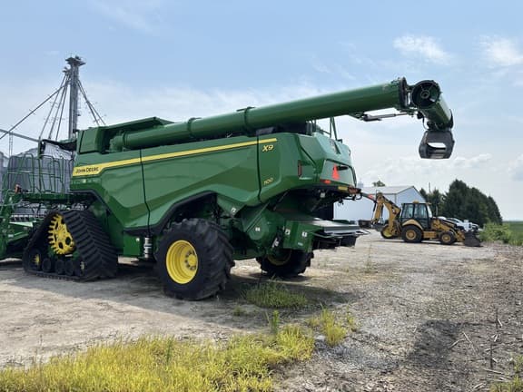 Image of John Deere X9 1100 equipment image 3