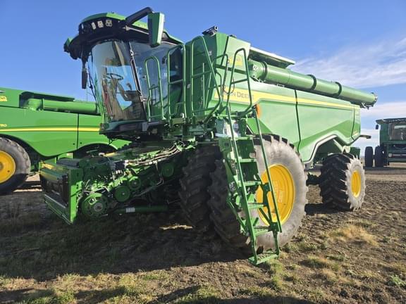 Image of John Deere X9 1100 equipment image 2