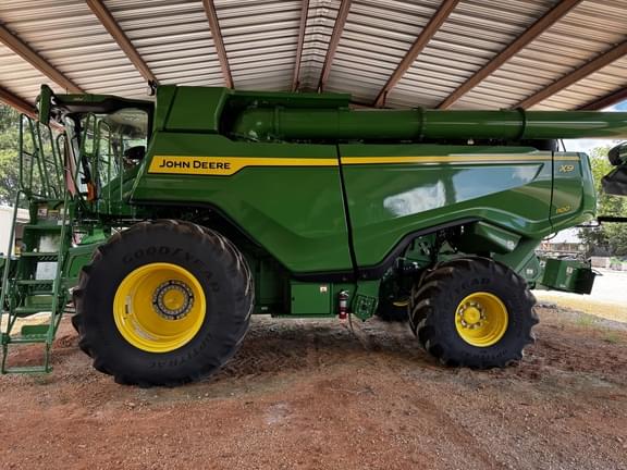 Image of John Deere X9 1100 equipment image 1