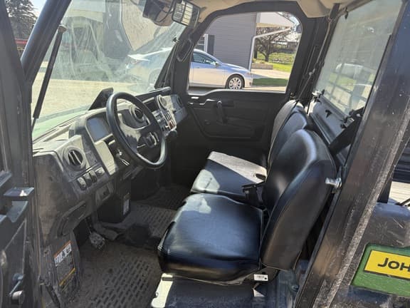 Image of John Deere XUV 835M equipment image 4