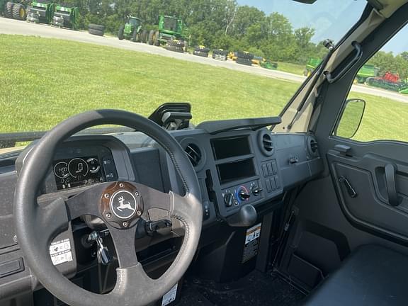 Image of John Deere XUV 835M equipment image 4