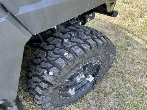 Image of John Deere XUV 835M equipment image 3