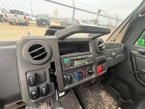 Image of John Deere XUV 835M equipment image 4