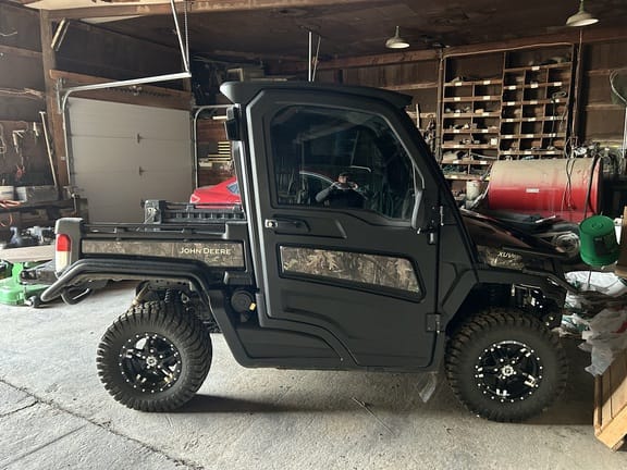 2023 John Deere XUV 835M Equipment Image0