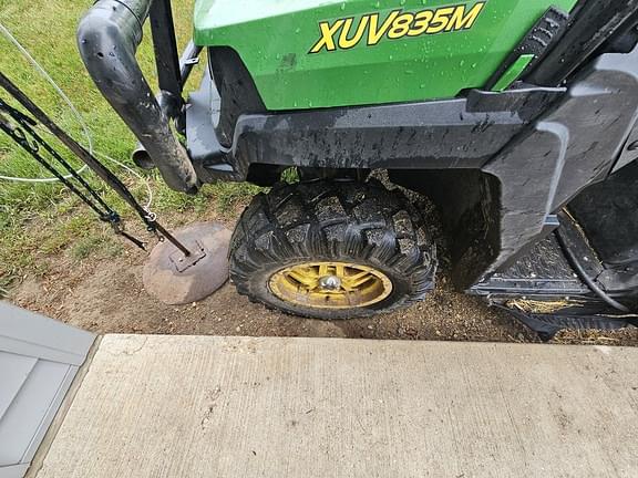 Image of John Deere XUV 835M equipment image 4