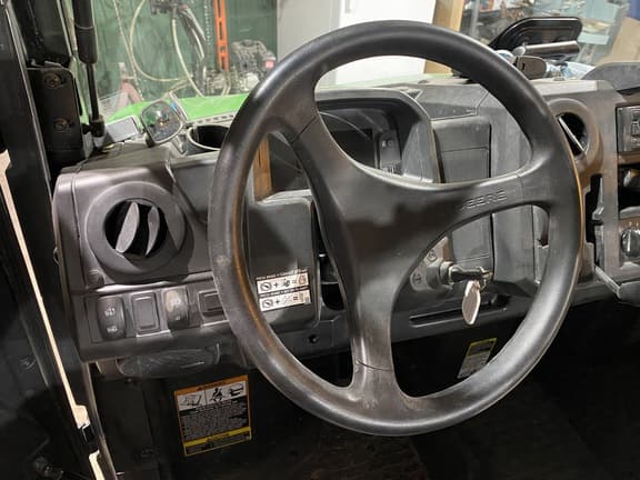 Image of John Deere XUV 835M equipment image 4