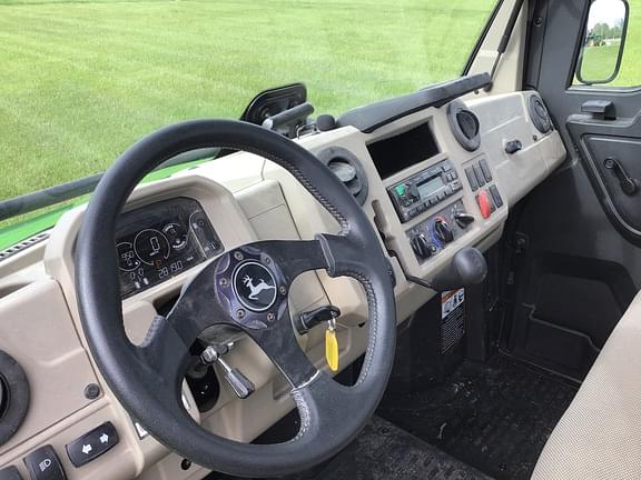 Image of John Deere XUV 835R equipment image 1
