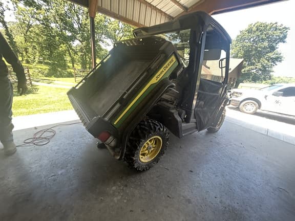 Image of John Deere XUV 835M equipment image 4