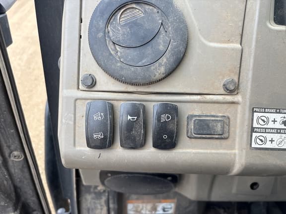 Image of John Deere XUV 835R equipment image 4