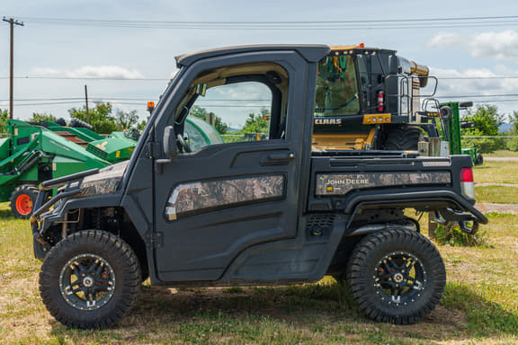 Image of John Deere XUV 835R equipment image 1