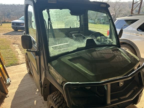 Image of John Deere XUV 835R equipment image 2