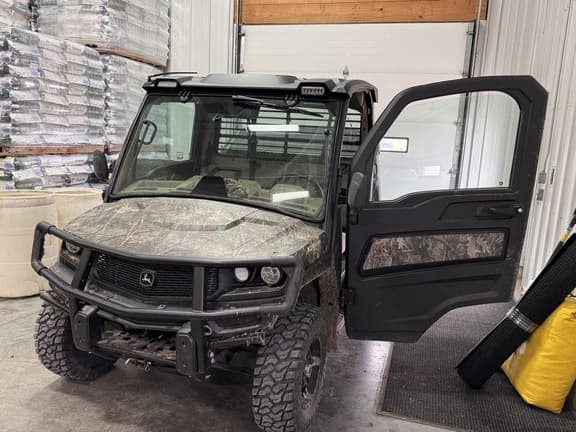 Image of John Deere XUV 835R equipment image 1