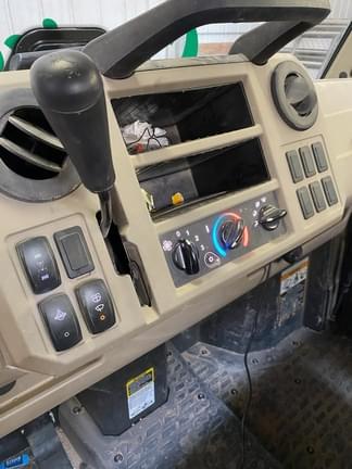 Image of John Deere XUV 835R equipment image 4