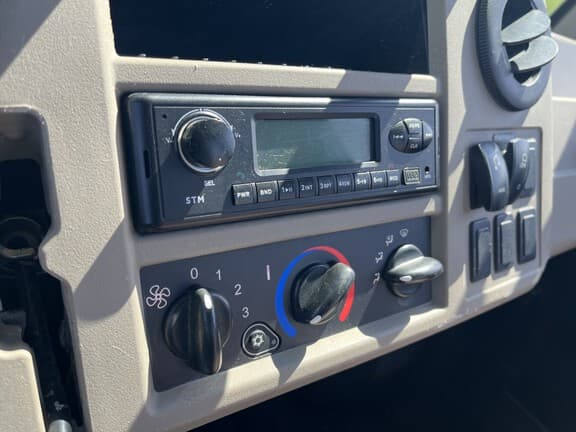 Image of John Deere XUV 835R equipment image 2