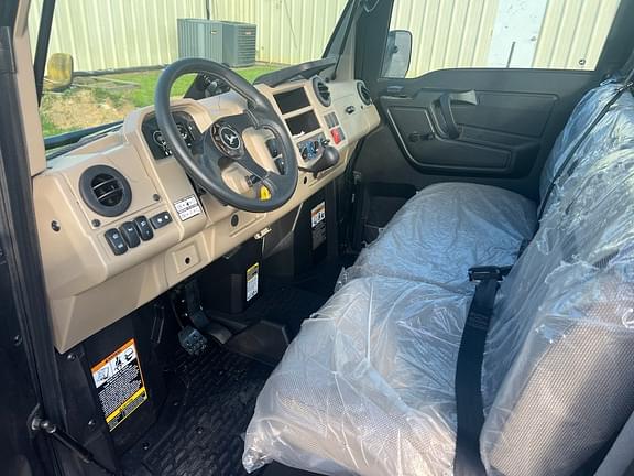 Image of John Deere XUV 835R equipment image 2
