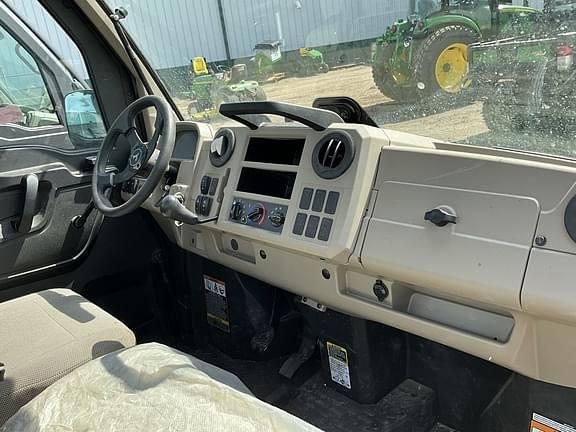 Image of John Deere XUV 835R equipment image 3