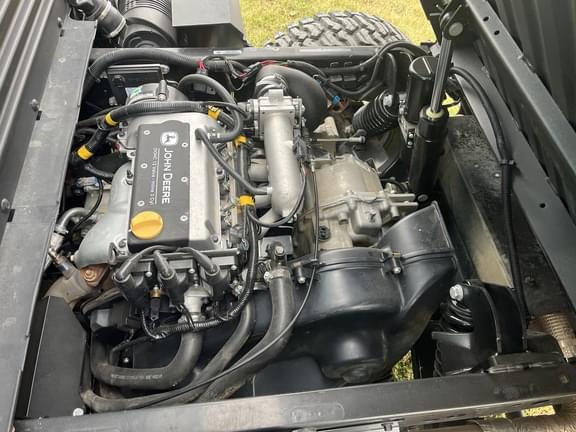 Image of John Deere XUV 835R equipment image 1