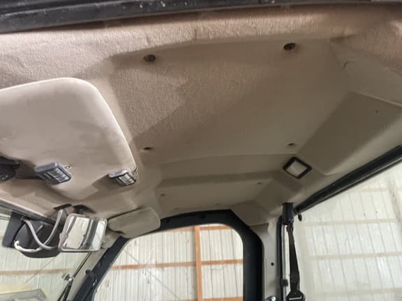 Image of John Deere XUV 835R equipment image 4